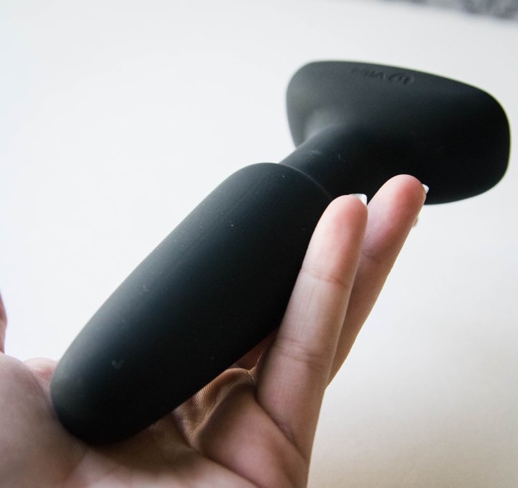 The seamless body-safe silicone plug measures 6.1 inches in length with an insertable size of 4.8 inches 